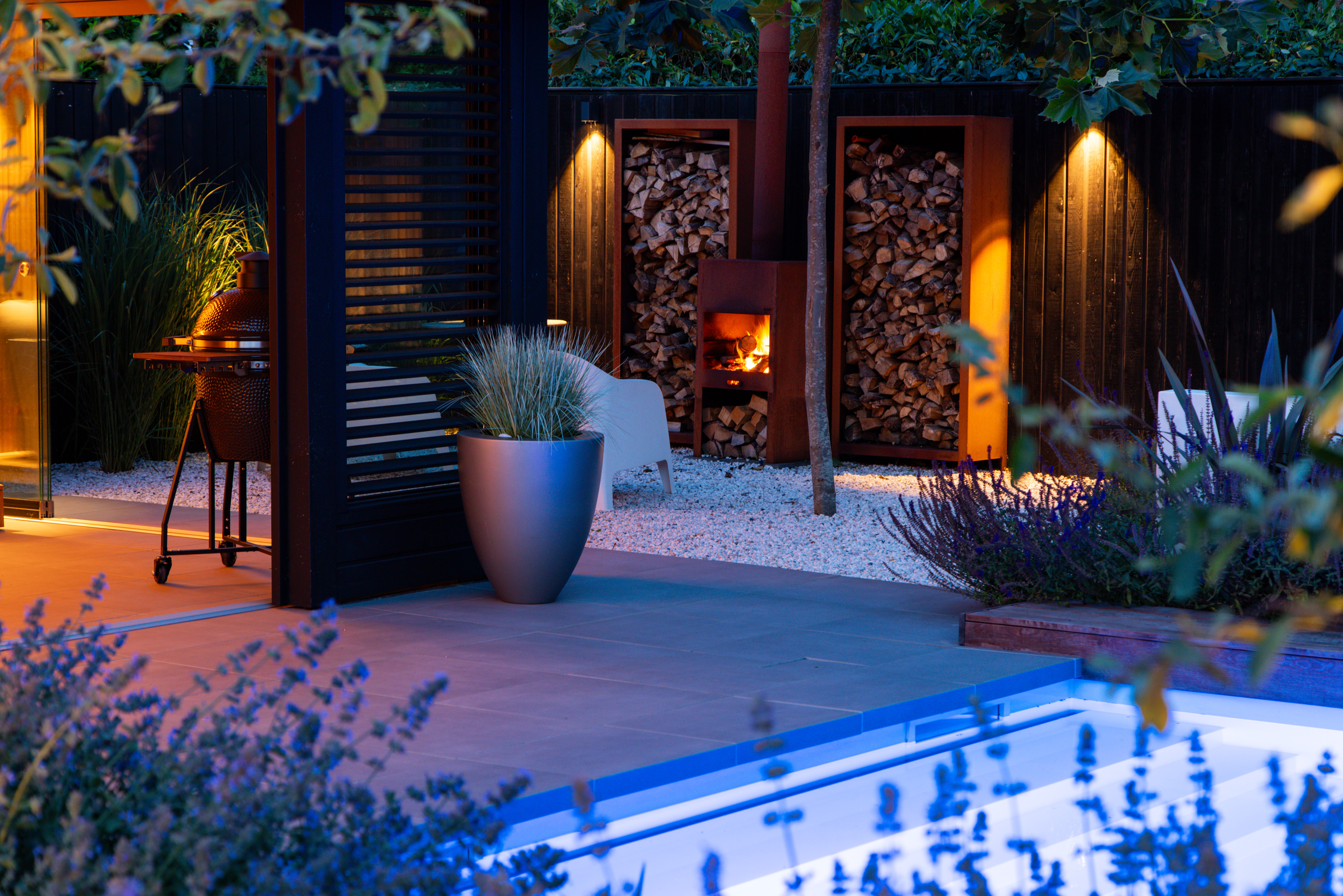 Harmonisches Pooldesign im Garten